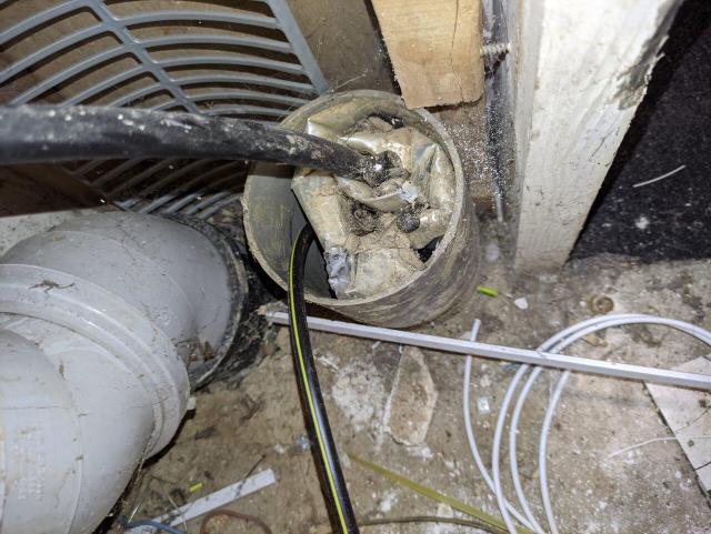 Black and yellow fibre cable